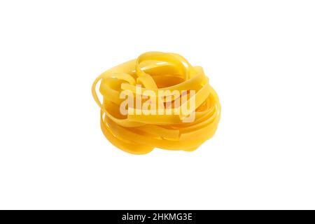 Tagliatelle de pâtes italiennes non cuites nichée sur fond blanc.Un seul objet Banque D'Images