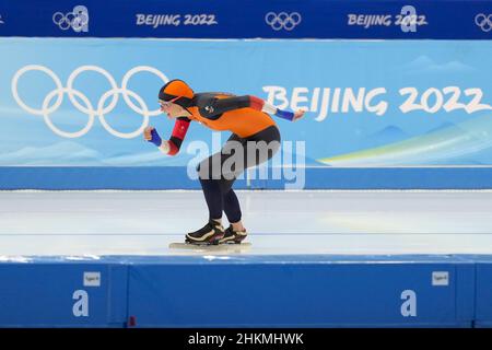 Pékin, Chine.05th févr. 2022.Irene Schouten, des pays-Bas, se livre à la médaille d'or de la course de patinage de vitesse féminin 3000m à l'ovale national de patinage de vitesse aux Jeux Olympiques d'hiver de Beijing 2022, le samedi 5 février 2022.Photo de Paul Hanna/UPI crédit: UPI/Alay Live News Banque D'Images