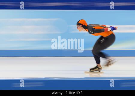 Pékin, Chine.05th févr. 2022.Irene Schouten, des pays-Bas, se livre à la médaille d'or de la course de patinage de vitesse féminin 3000m à l'ovale national de patinage de vitesse aux Jeux Olympiques d'hiver de Beijing 2022, le samedi 5 février 2022.Photo de Paul Hanna/UPI crédit: UPI/Alay Live News Banque D'Images