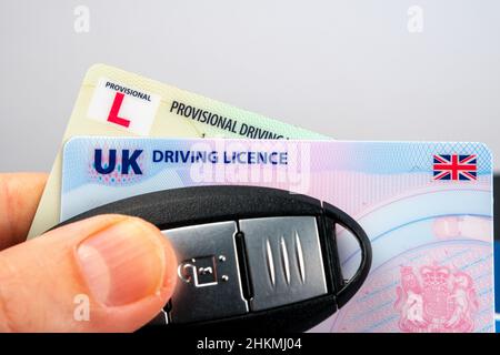 Permis de conduire du Royaume-Uni.Cartes de licence provisoires et complètes et clé de voiture sur elles.Stafford, Royaume-Uni, 30 janvier 2022. Banque D'Images