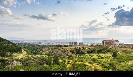 Vue panoramique de la province de Corum depuis la forêt.Corum est situé à l'intérieur des terres dans la région centrale de la mer Noire en Turquie. Banque D'Images