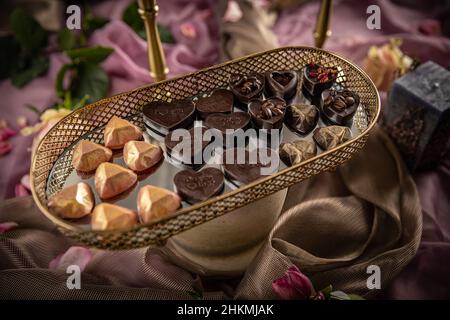 Plusieurs pralines au chocolat sur un plateau de fantaisie pour la Saint-Valentin Banque D'Images