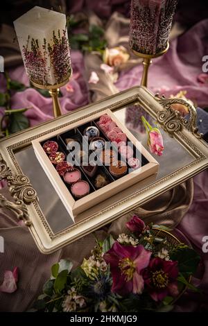 Chocolats artisanaux de luxe et praline en forme de coeur dans la boîte de nuit Valentie Banque D'Images