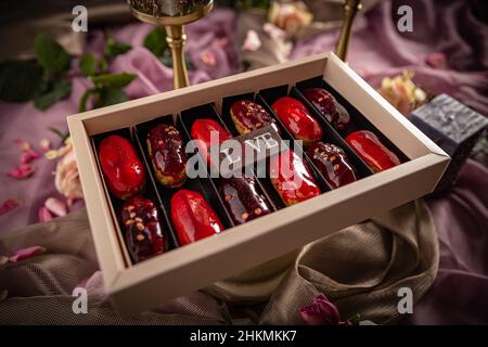 Dessert français traditionnel.De magnifiques eclairs avec glaçage pour la Saint-Valentin Banque D'Images