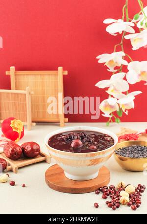 Cuisine chinoise.Le délicieux porridge de huit trésors est sur la table, concept rouge Banque D'Images