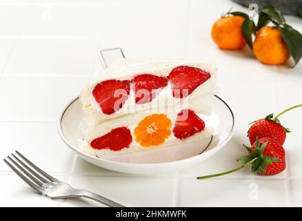 Sandwich aux fruits doux de style japonais avec fraise et orange.Petit déjeuner d'été maison sucré Banque D'Images