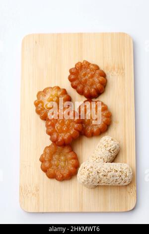 Gangjeong Rice Puff et Yakgwa Honey cookies, Korean Sweet Food, vue du dessus Banque D'Images