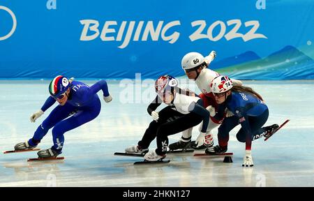 Kathryn Thomson (à droite), en Grande-Bretagne, en action pendant la sixième chaleur du patinage de vitesse sur piste courte de 500 mètres féminin, le premier jour des Jeux Olympiques d'hiver de 2022 à Beijing au stade intérieur de la capitale, Beijing, Chine.Date de la photo: Samedi 5 février 2022. Banque D'Images
