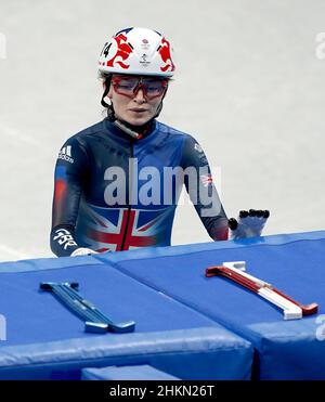 Kathryn Thomson, en Grande-Bretagne, réagit après la sixième chaleur du patinage de vitesse sur piste courte de 500 mètres féminin le premier jour des Jeux Olympiques d'hiver de 2022 à Beijing au stade intérieur de la capitale, Beijing, Chine.Date de la photo: Samedi 5 février 2022. Banque D'Images