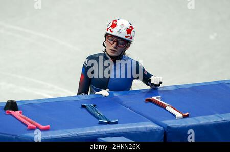 Kathryn Thomson, en Grande-Bretagne, réagit après la sixième chaleur du patinage de vitesse sur piste courte de 500 mètres féminin le premier jour des Jeux Olympiques d'hiver de 2022 à Beijing au stade intérieur de la capitale, Beijing, Chine.Date de la photo: Samedi 5 février 2022. Banque D'Images