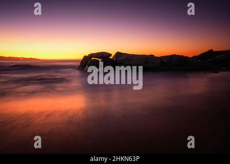 Coucher de soleil sur la plage et affleurement rocheux à Aregno Plage près d'Algajola dans la région de Balagne en Corse Banque D'Images