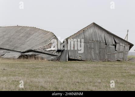 Une ancienne maison abandonnée en ruine dans le village lituanien Banque D'Images