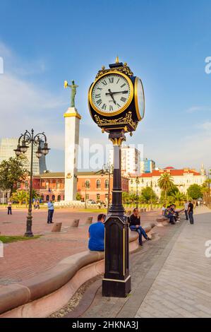 Batumi, Géorgie.Octobre 07.2012. Horloge de la ville sur la place de l'Europe.Horloge avec un bord d'or, chiffres de la lune, soleil. Style médiéval. Banque D'Images