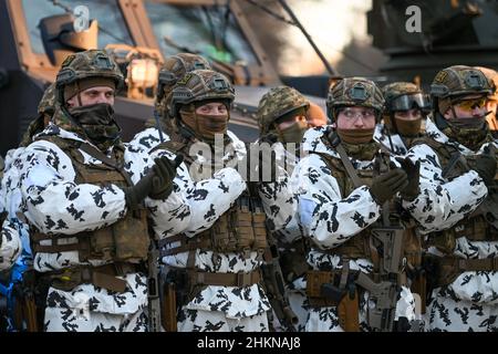 Pripyat, Ukraine.04th févr. 2022.Les soldats de la Garde nationale ukrainienne se clachent lors d'une cérémonie de remise de prix lors d'un exercice de guerre urbaine organisé dans le village de Pripyat près de la frontière biélorusse par le Ministère ukrainien de l'intérieur, alors que les forces russes continuent de se mobiliser aux frontières du pays le 4 février 2022 à Pripyat, en Ukraine.(Photo de Justin Yau/Sipa USA) crédit: SIPA USA/Alay Live News crédit: SIPA USA/Alay Live News Banque D'Images