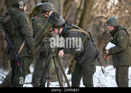 Pripyat, Ukraine.04th févr. 2022.Les soldats de la Garde nationale ukrainienne se préparent à tirer un mortier lors d'un exercice de guerre urbaine tenu dans le village de Pripyat près de la frontière biélorusse par le Ministère ukrainien de l'intérieur, alors que les forces russes continuent de se mobiliser aux frontières du pays le 4 février 2022 à Pripyat, en Ukraine.(Photo de Justin Yau/Sipa USA) crédit: SIPA USA/Alay Live News crédit: SIPA USA/Alay Live News Banque D'Images