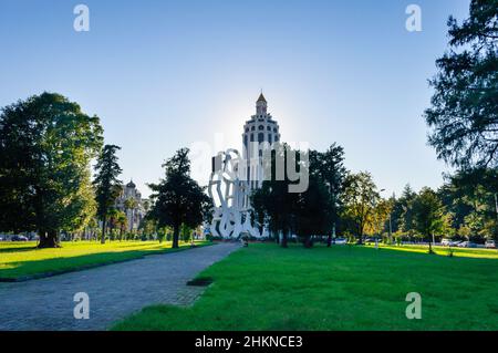 Batumi, Géorgie.Octobre 14.2012. Le bâtiment de l'hôtel Sheraton Batumi dans le centre-ville, vue du côté d'un parc vert avec des pelouses et de tre Banque D'Images