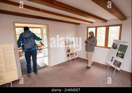 Hradistko, République tchèque.05th févr. 2022.Les gens visitent le cottage du célèbre écrivain tchèque Bohumil Hrabal dans la colonie de chalets de Kersko à Hradistko, en République tchèque, qui était exceptionnellement ouvert au public à l'occasion de son anniversaire de mort de 25th le 5 février 2022.Crédit : Josef Vostarek/CTK photo/Alay Live News Banque D'Images