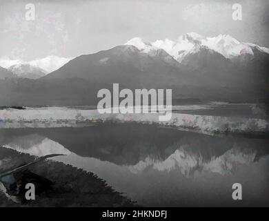 L'art s'inspire de la vue sur Glenorchy de Kinloch, chef du lac Wakatipu, studio Burton Brothers, studio de photographie, 1883, Nouvelle-Zélande, Photographie en noir et blanc, vue de montagnes enneigées sur un petit plan d'eau, avec les montagnes reflétées dans cette eau. Un morceau de, des œuvres classiques modernisées par Artotop avec une touche de modernité. Formes, couleur et valeur, impact visuel accrocheur sur l'art émotions par la liberté d'œuvres d'art d'une manière contemporaine. Un message intemporel qui cherche une nouvelle direction créative. Artistes qui se tournent vers le support numérique et créent le NFT Artotop Banque D'Images