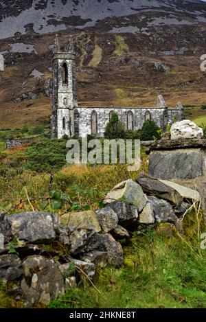 L'église Dunlewey abandonnée au pied du mont Errigal, le plus haut sommet du Gaeltacht de Derryveagh, empoisonne Glen, Irlande. Banque D'Images