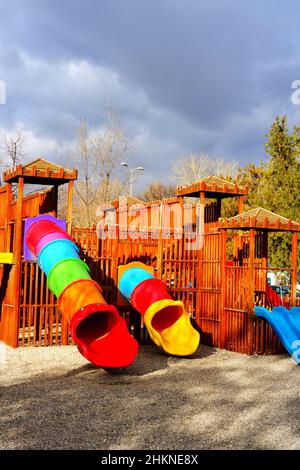 Aire de jeux en bois coloré pour enfants en ville Banque D'Images