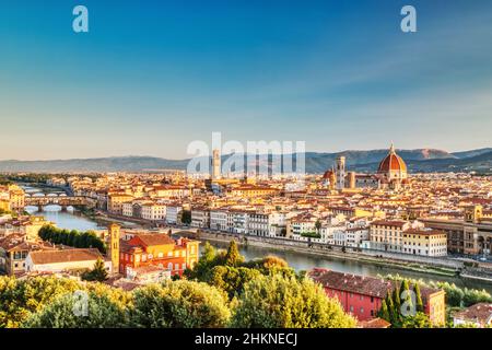 Vue aérienne de Florence au lever du soleil sur le pont Ponte Vecchio, le Palazzo Vecchio et la cathédrale Santa Maria del Fiore avec Duomo, Italie Banque D'Images