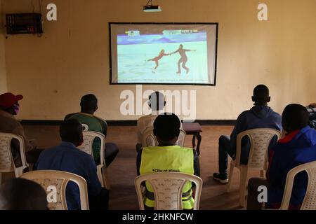 Kigali, Rwanda.4th févr. 2022.Les villageois regardent les Jeux olympiques d'hiver de 2022 à Kigali, capitale du Rwanda, le 4 février 2022.Les résidents de la cellule d'Indatemwa, secteur de Rutunga, district de Gasabo, dans la banlieue de Kigali, ont reçu vendredi une cérémonie d'ouverture palpitante des Jeux olympiques d'hiver de 2022 dans la capitale chinoise Beijing, à travers le projet de télévision par satellite financé par la Chine, « accès à la télévision par satellite pour 10 000 villages africains » dans leur communauté.Credit: Huang Wanqing/Xinhua/Alay Live News Banque D'Images