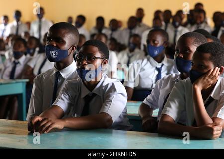 Kigali, Rwanda.4th févr. 2022.Les étudiants de GS (Groupe scolaire) Kicukiro regardent la cérémonie d'ouverture des Jeux Olympiques d'hiver de 2022 à Beijing à Kigali, capitale du Rwanda, le 4 février 2022.Les résidents de la cellule d'Indatemwa, secteur de Rutunga, district de Gasabo, dans la banlieue de Kigali, ont reçu vendredi une cérémonie d'ouverture palpitante des Jeux olympiques d'hiver de 2022 dans la capitale chinoise Beijing, à travers le projet de télévision par satellite financé par la Chine, « accès à la télévision par satellite pour 10 000 villages africains » dans leur communauté.Credit: Huang Wanqing/Xinhua/Alay Live News Banque D'Images