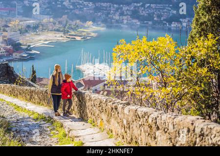 Parents et fils voyageurs au Monténégro dans la vieille ville de Kotor échelle de Kotor Fortress randonnée sentier.Vue aérienne de drone Banque D'Images