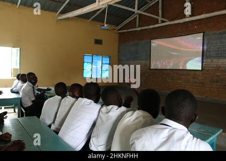 Kigali, Rwanda.4th févr. 2022.Les étudiants de GS (Groupe scolaire) Kicukiro regardent la cérémonie d'ouverture des Jeux Olympiques d'hiver de 2022 à Beijing à Kigali, capitale du Rwanda, le 4 février 2022.Les résidents de la cellule d'Indatemwa, secteur de Rutunga, district de Gasabo, dans la banlieue de Kigali, ont reçu vendredi une cérémonie d'ouverture palpitante des Jeux olympiques d'hiver de 2022 dans la capitale chinoise Beijing, à travers le projet de télévision par satellite financé par la Chine, « accès à la télévision par satellite pour 10 000 villages africains » dans leur communauté.Credit: Huang Wanqing/Xinhua/Alay Live News Banque D'Images