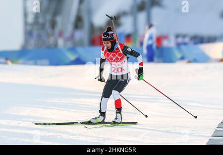 Zhangjiakou, Chine.5th févr. 2022.Tachizaki Fuyuko, du Japon, est en compétition pendant le relais mixte de biathlon de 4x6km (W m) au Centre national de biathlon de Zhangjiakou, dans le nord de la Chine, le 5 février 2022.Crédit : Ding Ting/Xinhua/Alay Live News Banque D'Images