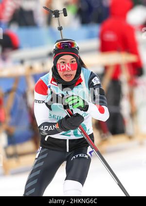 Zhangjiakou, Chine.5th févr. 2022.Maeda Sari, du Japon, est en compétition pendant le relais mixte de biathlon de 4x6km (W m) au Centre national de biathlon de Zhangjiakou, dans le nord de la Chine, le 5 février 2022.Crédit : Ding Ting/Xinhua/Alay Live News Banque D'Images