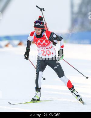 Zhangjiakou, Chine.5th févr. 2022.Tachizaki Fuyuko, du Japon, est en compétition pendant le relais mixte de biathlon de 4x6km (W m) au Centre national de biathlon de Zhangjiakou, dans le nord de la Chine, le 5 février 2022.Crédit : Ding Ting/Xinhua/Alay Live News Banque D'Images