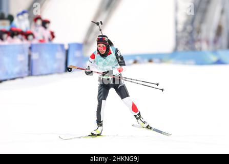 Zhangjiakou, Chine.5th févr. 2022.Maeda Sari, du Japon, est en compétition pendant le relais mixte de biathlon de 4x6km (W m) au Centre national de biathlon de Zhangjiakou, dans le nord de la Chine, le 5 février 2022.Crédit : Ding Ting/Xinhua/Alay Live News Banque D'Images