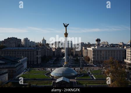 Le Monument de l'indépendance, la station de métro, l'hôtel et le centre commercial sont des points de repère à la place Maidan Nezalezhnosti à Kiev, Ukraine. Banque D'Images