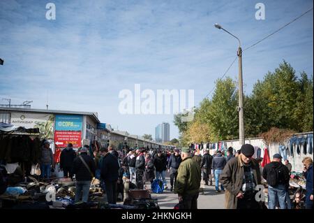 Vous trouverez presque tout sur le marché de Petrivka (Pochaina) à Kiev! Banque D'Images