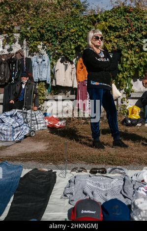 Vous trouverez presque tout sur le marché de Petrivka (Pochaina) à Kiev! Banque D'Images