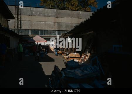 Vous trouverez presque tout sur le marché de Petrivka (Pochaina) à Kiev! Banque D'Images