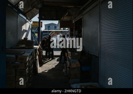 Vous trouverez presque tout sur le marché de Petrivka (Pochaina) à Kiev! Banque D'Images