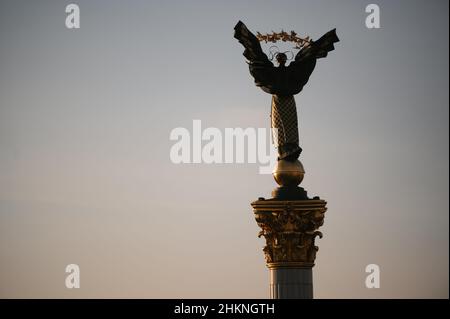 Le Monument de l'indépendance, la station de métro, l'hôtel et le centre commercial sont des points de repère à la place Maidan Nezalezhnosti à Kiev, Ukraine. Banque D'Images