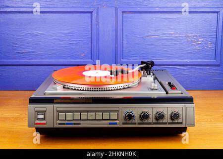 Platine Vintage vinyle lecteur de disques avec vinyle rouge sur une table Banque D'Images