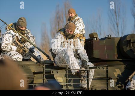 Tchernobyl, Ukraine.04th févr. 2022.Le 4 février 2022, des soldats de la Garde nationale d'Ukraine pratiquaient des exercices militaires près de Tchernobyl, en Ukraine.Les préparatifs se poursuivent en Ukraine alors que les forces militaires russes se mobilisent à la frontière ukrainienne.(photo de Michael Nidro/Sipa USA) crédit: SIPA USA/Alay Live News Banque D'Images