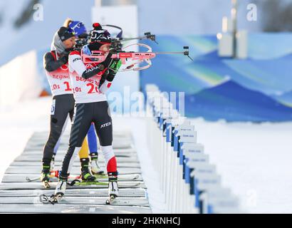 Zhangjiakou, Chine.5th févr. 2022.Tachizaki Fuyuko (avant) du Japon participe à des compétitions de relais mixte de biathlon de 4x6km (W m) au Centre national de biathlon de Zhangjiakou, dans le nord de la Chine, le 5 février 2022.Crédit : Ding Ting/Xinhua/Alay Live News Banque D'Images