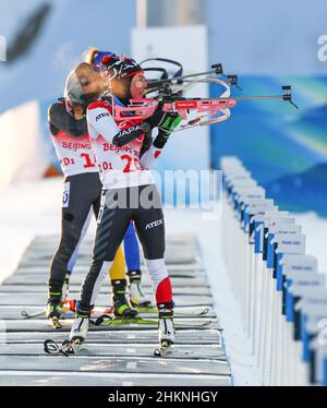 Zhangjiakou, Chine.5th févr. 2022.Tachizaki Fuyuko (avant) du Japon participe à des compétitions de relais mixte de biathlon de 4x6km (W m) au Centre national de biathlon de Zhangjiakou, dans le nord de la Chine, le 5 février 2022.Crédit : Ding Ting/Xinhua/Alay Live News Banque D'Images