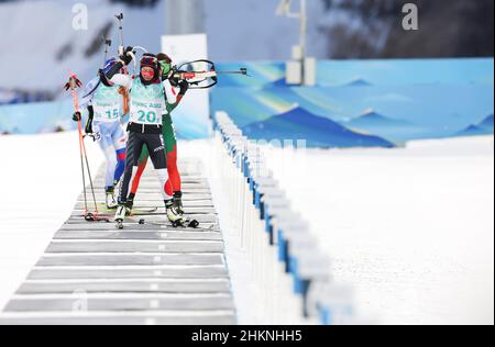 Zhangjiakou, Chine.5th févr. 2022.Maeda Sari (avant) du Japon concurrence pendant le relais mixte de biathlon 4x6km (W m) au Centre national de biathlon de Zhangjiakou, dans le nord de la Chine, le 5 février 2022.Crédit : Ding Ting/Xinhua/Alay Live News Banque D'Images