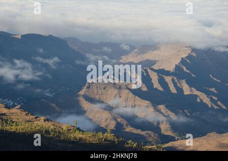 Paysage dans le sud-ouest de la Grande Canarie avec le Ravine de Mogan à gauche.Grande Canarie.Îles Canaries.Espagne. Banque D'Images