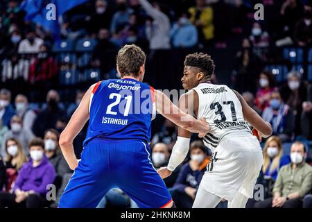 Istanbul, Turquie.04th févr. 2022.Kostas Antetokounmpo (R) de LDLC Asvel Villeurbanne et Tibor Pleiss (L) d'Anadolu Efes Istanbul en action pendant le Round 25 de la saison régulière Euroligue 2021/2022 de Turkish Airlines à Sinan Erdem Sports Arena.Score final; Anadolu Efes Istanbul 78:72 LDLC Asvel Villeurbanne.(Photo de Nicholas Muller/SOPA Images/Sipa USA) crédit: SIPA USA/Alay Live News Banque D'Images