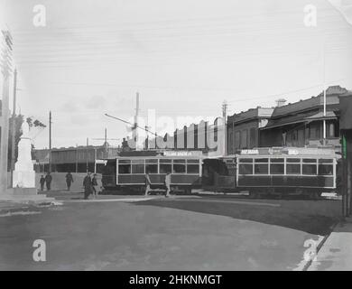 Art inspiré par Ponsonby, Auckland, studio Muir & Moodie, studio de photographie, vers 1905, Dunedin, procédé de fabrication de plaques sèches en gélatine, deux trams chargés de passagers dans la rue de la ville, avec piétons et statue laissés au milieu du sol. Tram sur la droite annonce Hemus Art Studio Queen St. 2 portes au-dessus, les œuvres classiques modernisées par Artotop avec une touche de modernité. Formes, couleur et valeur, impact visuel accrocheur sur l'art émotions par la liberté d'œuvres d'art d'une manière contemporaine. Un message intemporel qui cherche une nouvelle direction créative. Artistes qui se tournent vers le support numérique et créent le NFT Artotop Banque D'Images