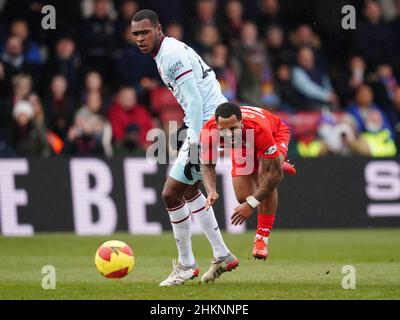 Issa Diop de West Ham United (à gauche) et Ashley Hemmings de Kidderminster Harriers se battent pour le ballon lors du quatrième tour de la coupe Emirates FA au stade Aggborough, Kidderminster.Date de la photo: Samedi 5 février 2022. Banque D'Images