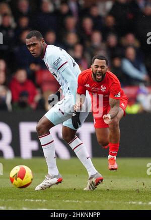 Issa Diop de West Ham United (à gauche) et Ashley Hemmings de Kidderminster Harriers se battent pour le ballon lors du quatrième tour de la coupe Emirates FA au stade Aggborough, Kidderminster.Date de la photo: Samedi 5 février 2022. Banque D'Images