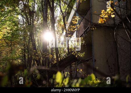 Des bâtiments et des objets abandonnés se trouvent dans divers États de décomposition à Pripyat, en Ukraine, des années après la catastrophe nucléaire de Tchernobyl. Banque D'Images